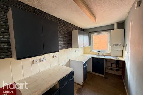 1 bed property, in Highlands Close, £65,000