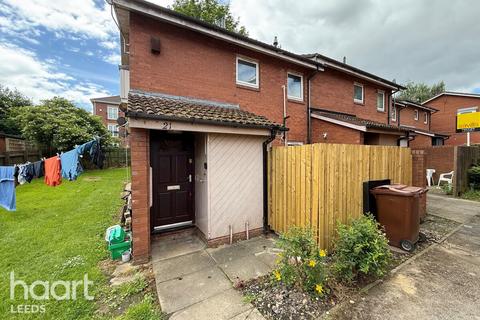 1 bed property, in Highlands Close, £65,000