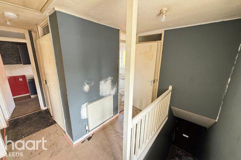 1 bed property, in Highlands Close, £65,000