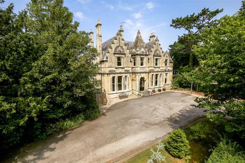 6 bed property, in Christchurch Road, £3,500,000
