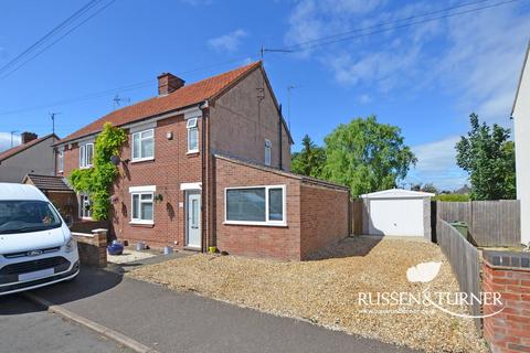 2 bed property, in Kings Avenue, £220,000