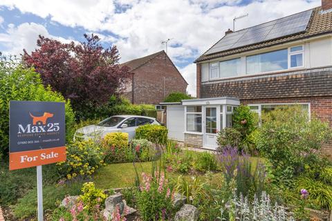 3 bed property, in Shaston Crescent, £425,000