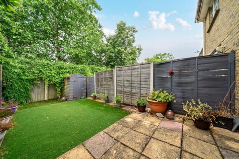 2 bed property, in Ann Moss Way, £725,000