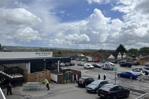 3 bed property, in Mid Kent Shopping Centre, £200,000