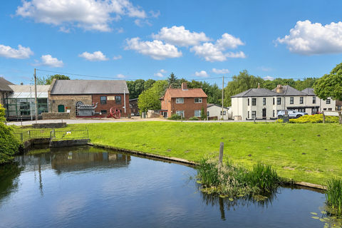 3 bed property, in Main Street, £210,000