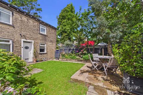 2 bed property, in Spring Villas, £230,000