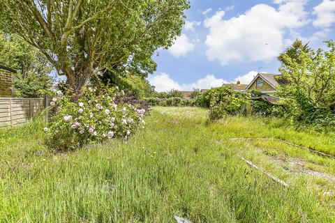 2 bed property, in Dunes Road, £200,000