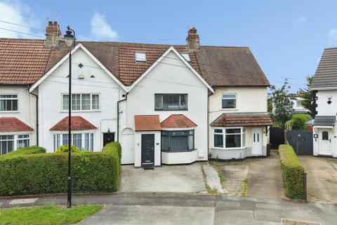 3 bed property, in The Paddock, £230,000