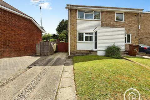 2 bed property, in Harvesters Close, £290,000