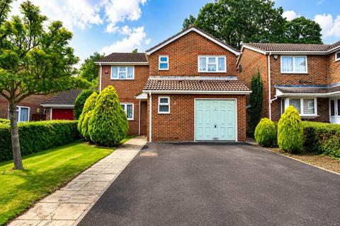 4 bed property, in Lambsfrith Grove, £575,000