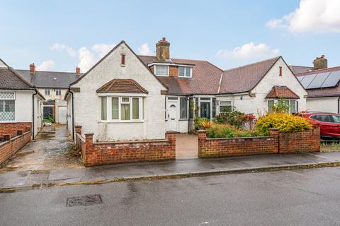 3 bed property, in Willow Gardens, £600,000