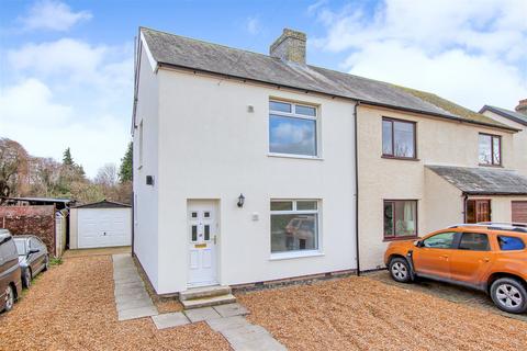 2 bed property, in Green Bank Road, £325,000