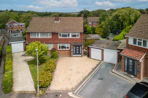 4 bed property, in Hillfield Close, £600,000
