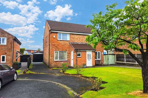 2 bed property, in Honiton Grove, £225,000
