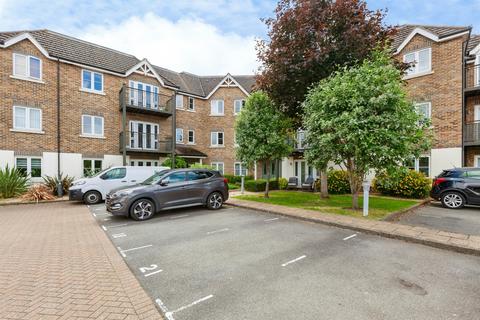2 bed property, in Huntercombe Lane North, £190,000