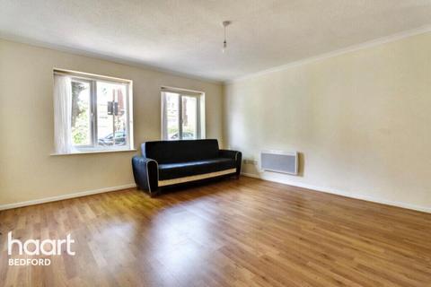 1 bed property, in Chaucer Road, £100,000