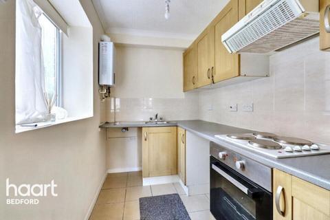 1 bed property, in Chaucer Road, £100,000