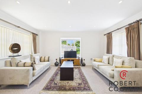 3 bed property, in Aspen Grove, £700,000