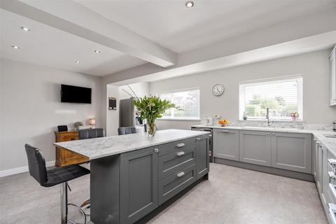 4 bed property, in Orchard Road, £725,000
