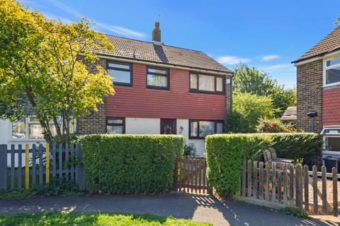 3 bed property, in Cleves Way, £260,000