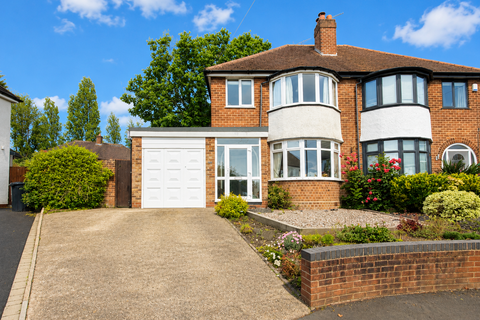 3 bed property, in Ridge Close, £335,000