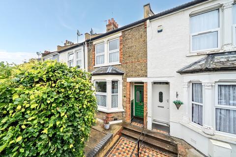 2 bed property, in Howarth Road, £425,000