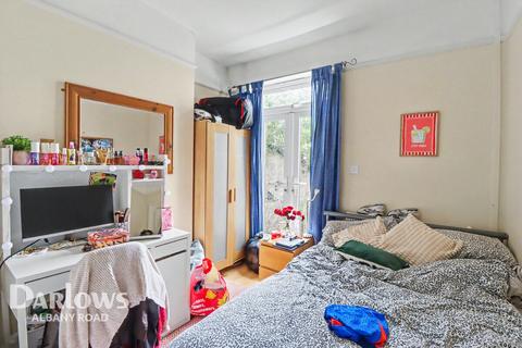 4 bed property, in Whitchurch Place, £315,000