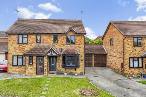 3 bed property, in Cookham Court, £400,000