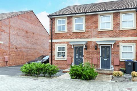 2 bed property, in Yarnbrook Gardens, £260,000