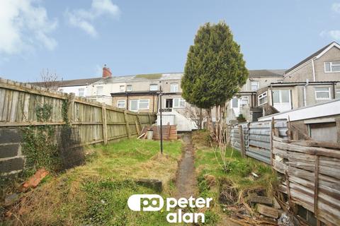 3 bed property, in Greenfield Street, £110,000