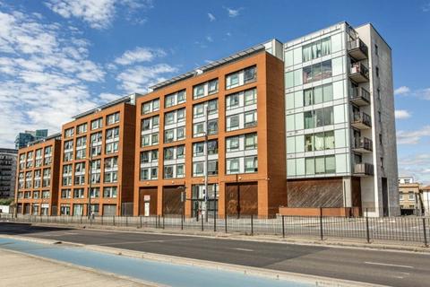 1 bed property, in High Street, £225,000