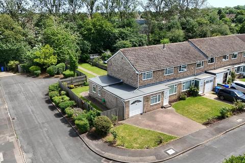 4 bed property, in Knights Close, £635,000
