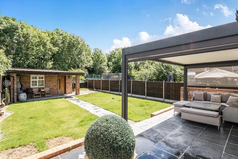 4 bed property, in Sherrards Way, £900,000