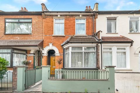 2 bed property, in Welbeck Road, £450,000