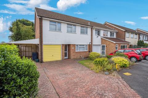3 bed property, in Captain Cook Close, £590,000