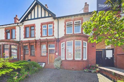 4 bed property, in Reads Avenue, £200,000