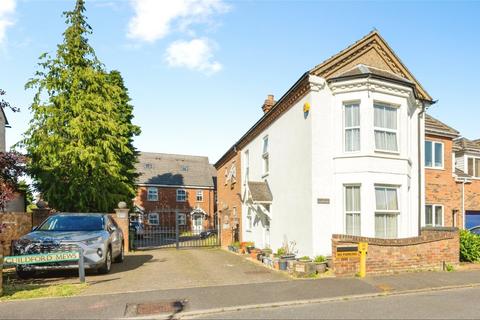 2 bed property, in St. Andrews Street, £290,000