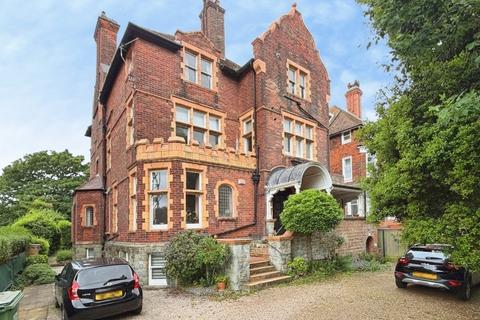 3 bed property, in Earls Avenue, £320,000
