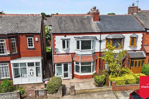 3 bed property, in Moorfield Road, £325,000
