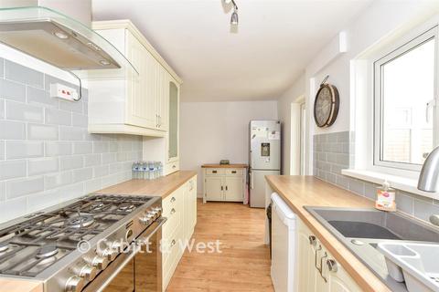 3 bed property, in Dockenfield Close, £310,000
