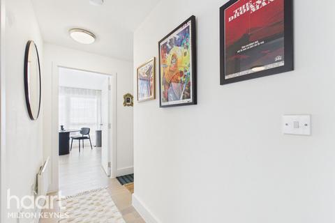2 bed property, in Silbury Boulevard, £280,000