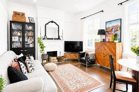 2 bed property, in Upper Richmond Road, £625,000
