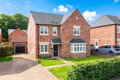 4 bed property, in Bridle Way, £675,000