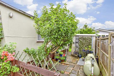 2 bed property, in Nutbourne Park, £125,000