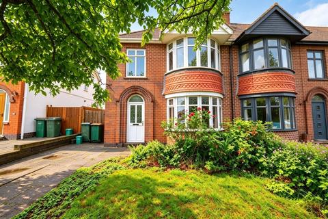 3 bed property, in Broad Lane, £320,000