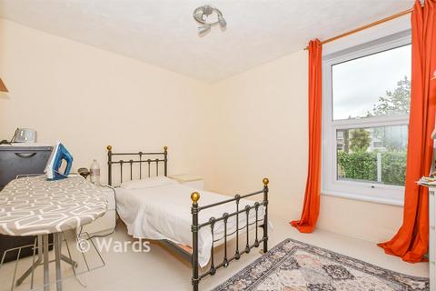 2 bed property, in Waterlow Road, £280,000