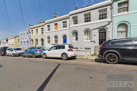 2 bed property, in East Ascent, £275,000