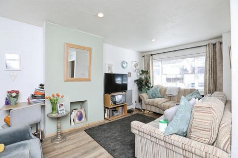 3 bed property, in Austin Close, £350,000