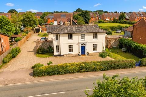 4 bed property, in Ipswich Road, £450,000