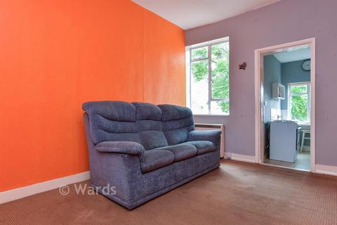 1 bed property, in High Street, £100,000